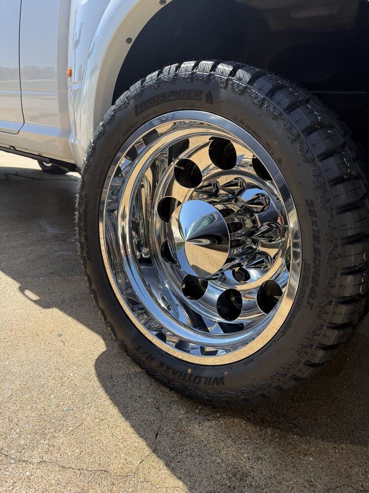 Polished chrome dually wheel
